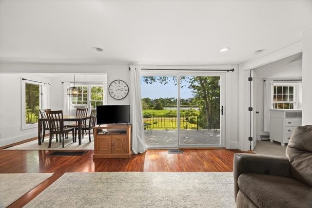 66 Mayflower Ridge Dr, Wareham, MA 02571