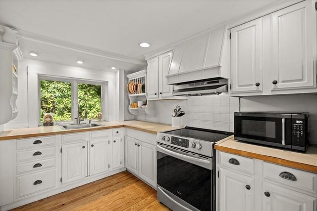 66 Mayflower Ridge Dr, Wareham, MA 02571