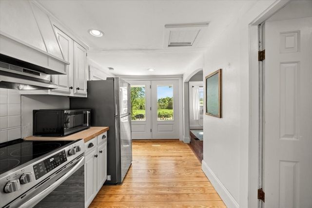 66 Mayflower Ridge Dr, Wareham, MA 02571