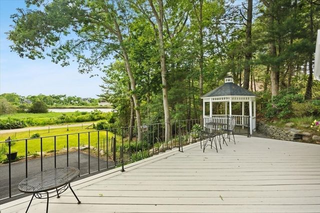 66 Mayflower Ridge Dr, Wareham, MA 02571