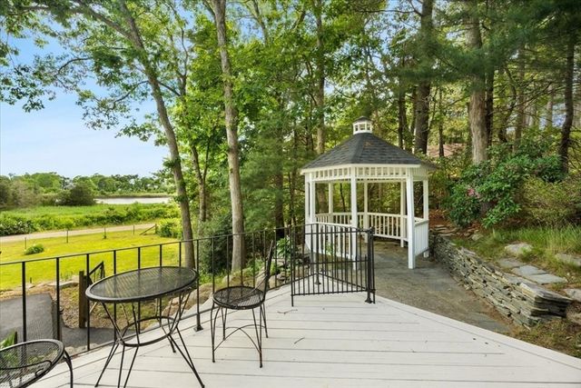 66 Mayflower Ridge Dr, Wareham, MA 02571