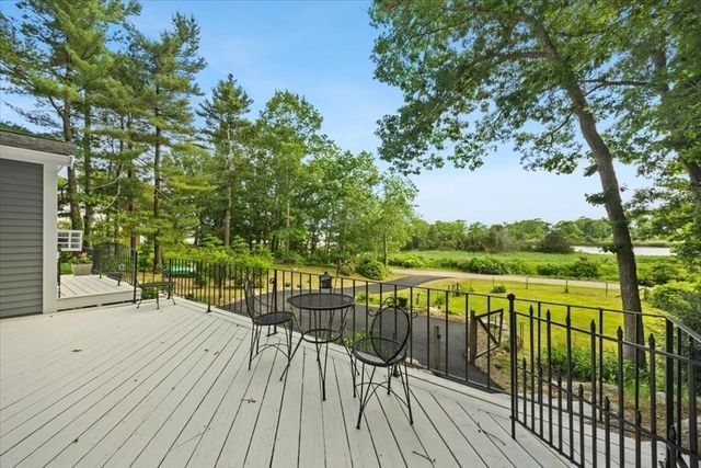 66 Mayflower Ridge Dr, Wareham, MA 02571