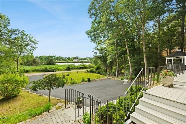 66 Mayflower Ridge Dr, Wareham, MA 02571