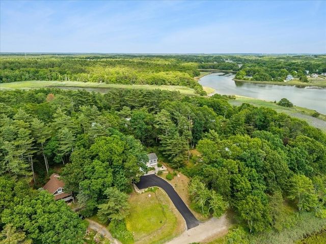 66 Mayflower Ridge Dr, Wareham, MA 02571