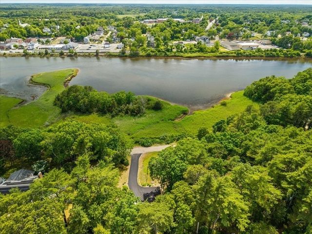 66 Mayflower Ridge Dr, Wareham, MA 02571