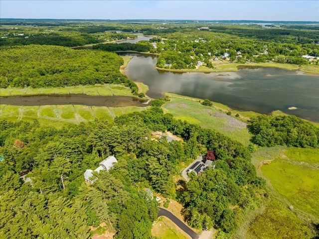 66 Mayflower Ridge Dr, Wareham, MA 02571