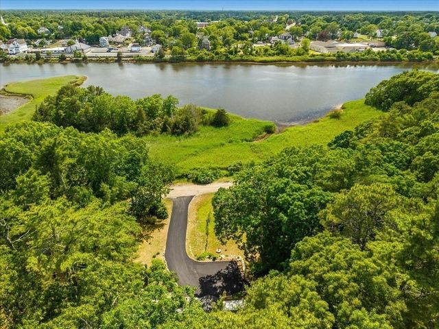 66 Mayflower Ridge Dr, Wareham, MA 02571
