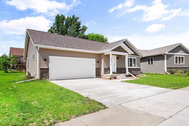 1096 Kamperschroer Way, Sun Prairie, WI 53590
