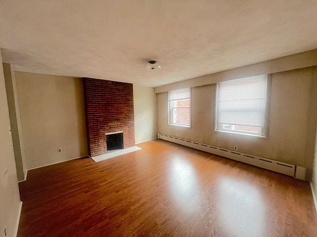 12 Moon St, Boston, MA 02113