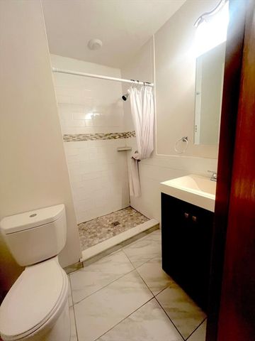 12 Moon St, Boston, MA 02113