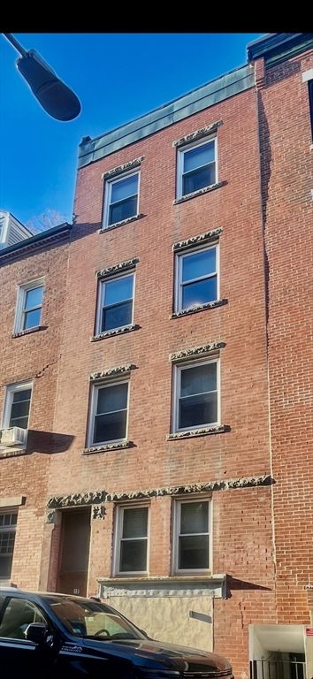 12 Moon St, Boston, MA 02113