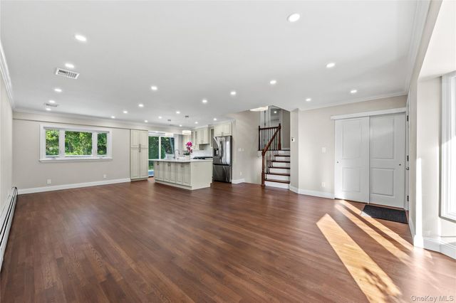17 Wren Drive, Woodbury, NY 11797