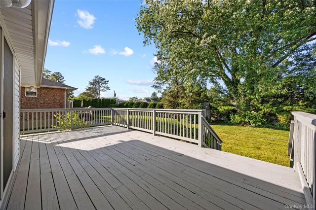 17 Wren Drive, Woodbury, NY 11797