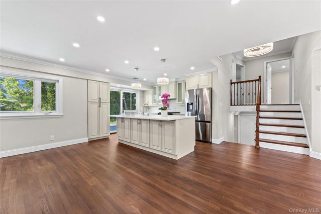 17 Wren Drive, Woodbury, NY 11797