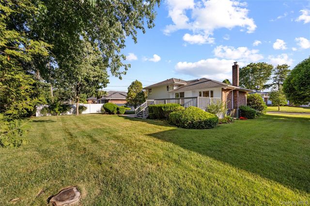 17 Wren Drive, Woodbury, NY 11797