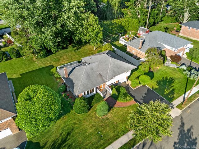 17 Wren Drive, Woodbury, NY 11797
