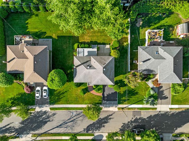 17 Wren Drive, Woodbury, NY 11797