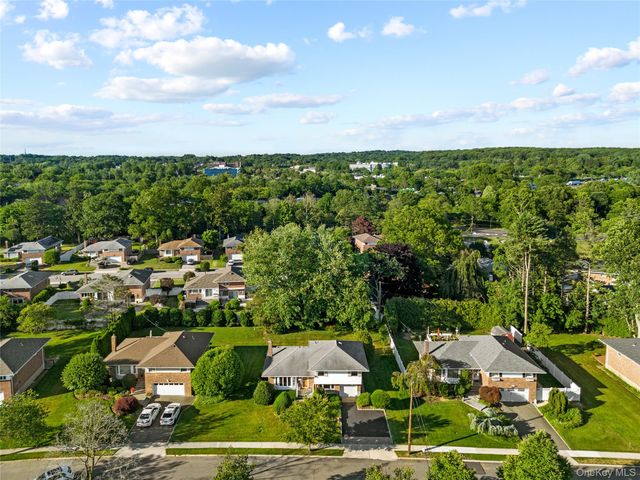 17 Wren Drive, Woodbury, NY 11797
