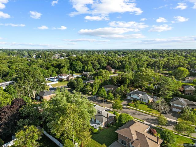 17 Wren Drive, Woodbury, NY 11797