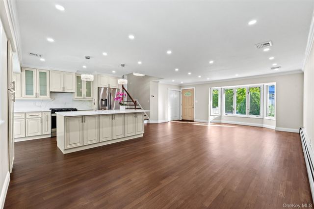 17 Wren Drive, Woodbury, NY 11797