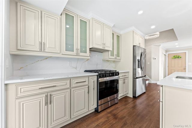 17 Wren Drive, Woodbury, NY 11797