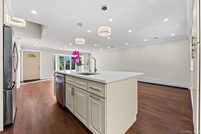 17 Wren Drive, Woodbury, NY 11797