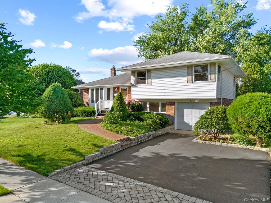 17 Wren Drive, Woodbury, NY 11797