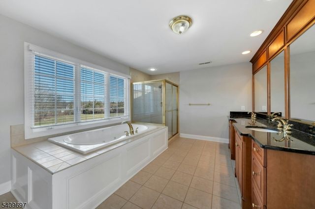 11 Dogwood Dr, Readington Twp., NJ 08889