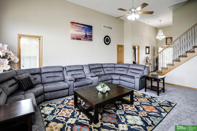 2004 Longview Street, Papillion, NE 68133