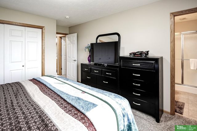 2004 Longview Street, Papillion, NE 68133