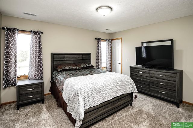 2004 Longview Street, Papillion, NE 68133