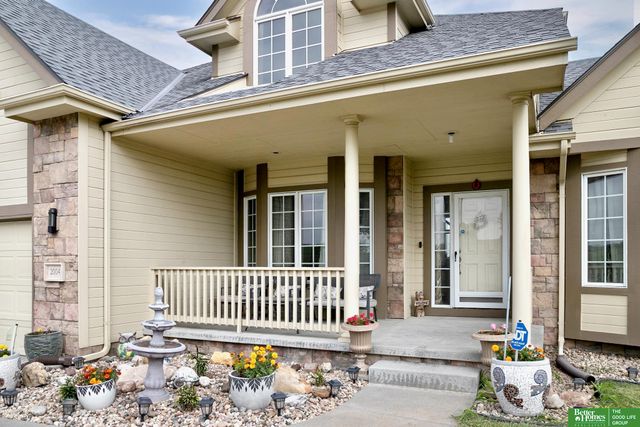 2004 Longview Street, Papillion, NE 68133