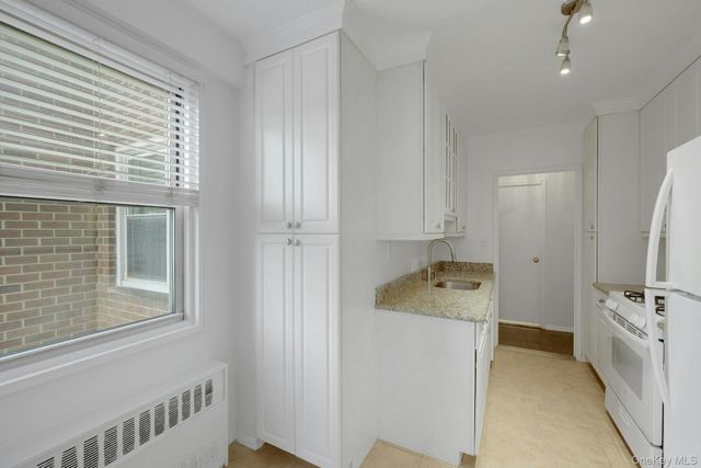 260 Garth Road 4E4, Scarsdale, NY 10583