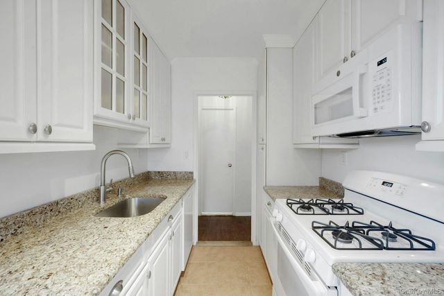 260 Garth Road 4E4, Scarsdale, NY 10583