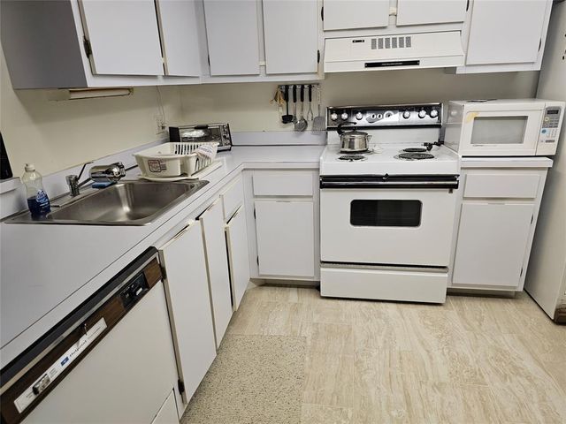 5570 NW 44th St 405A, Lauderhill, FL 33319