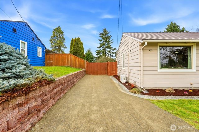 220 SW 137th St, Burien, WA 98166