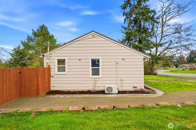 220 SW 137th St, Burien, WA 98166