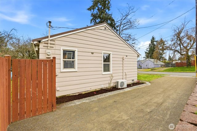 220 SW 137th St, Burien, WA 98166