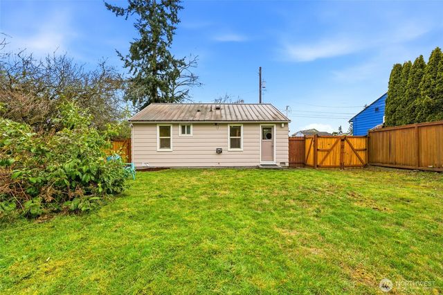 220 SW 137th St, Burien, WA 98166