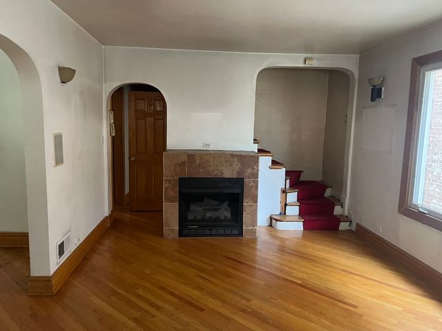 8352 S Saint Lawrence Avenue, Chicago, IL 60619