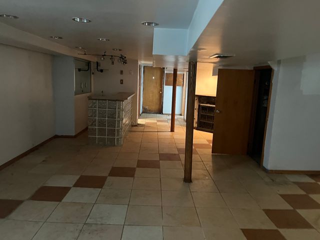 8352 S Saint Lawrence Avenue, Chicago, IL 60619