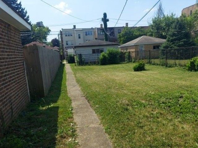8352 S Saint Lawrence Avenue, Chicago, IL 60619