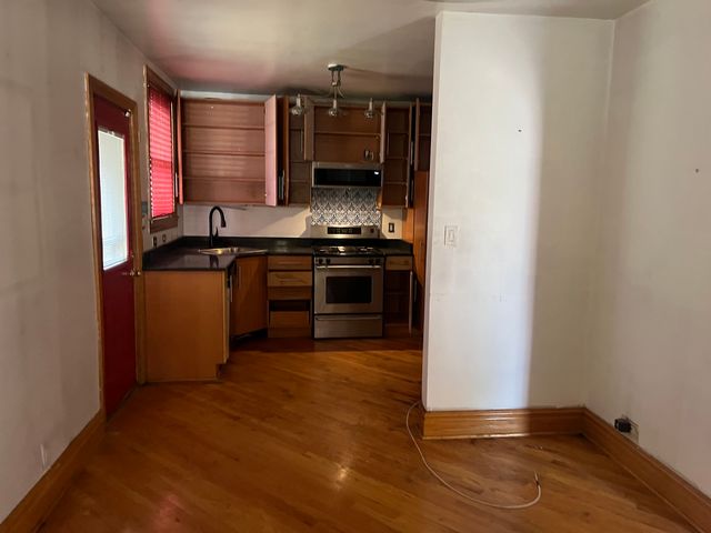 8352 S Saint Lawrence Avenue, Chicago, IL 60619