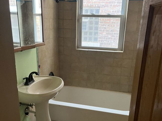 8352 S Saint Lawrence Avenue, Chicago, IL 60619