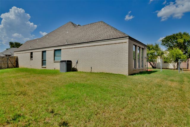 1303 Preston Trail Court, Granbury, TX 76048