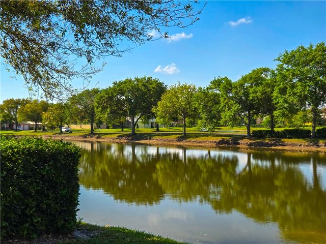 2815 Saint Barts Square, Vero Beach, FL 32967