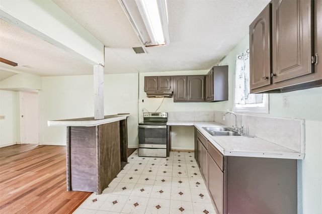 900 N 8th Street, Baytown, TX 77520