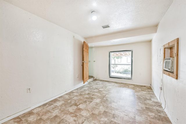 900 N 8th Street, Baytown, TX 77520