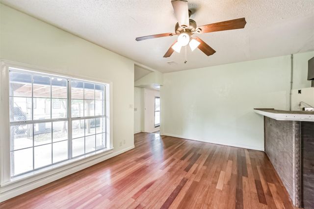 900 N 8th Street, Baytown, TX 77520