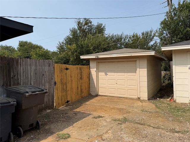 2504 Normont Circle, Fort Worth, TX 76103
